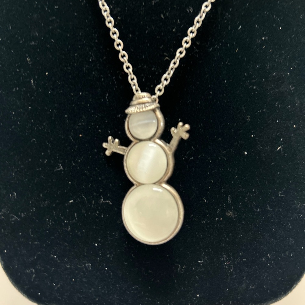 Snowman pendent/pin on silvertone chain Christopher Banks never worn